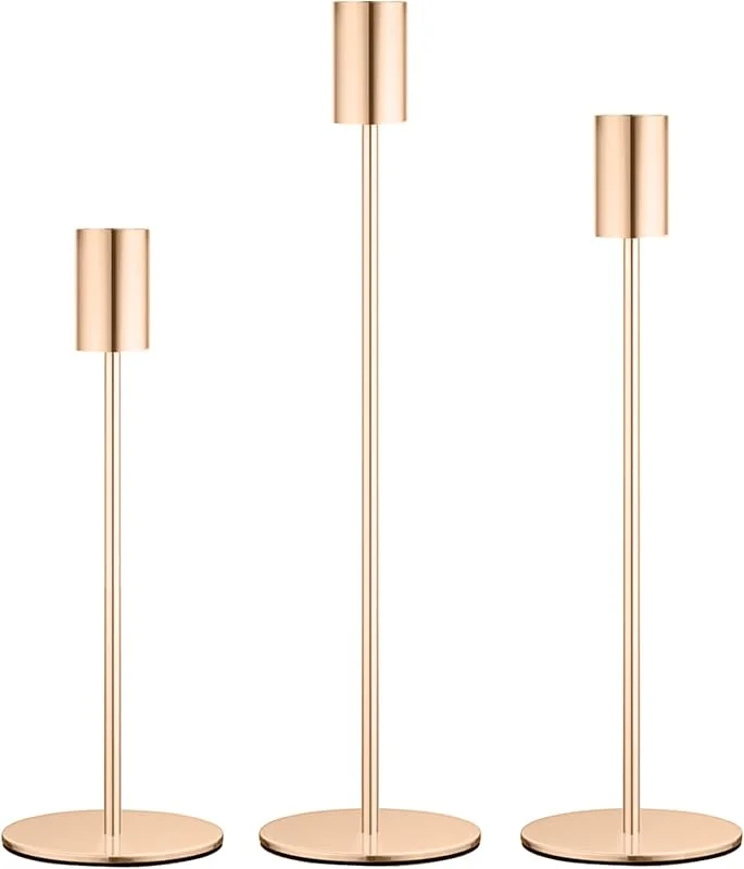 Visita la tienda de AiiBowy Candelabro Dorado [3 Piezas] Portavelas de Varilla, Vintage Candeleros de Metal Alto, Aoporte para Velas, Candelabro Navidad para Bodas, Fiestas, Decoración del Hogar (Oro) — Cena a la luz de velas