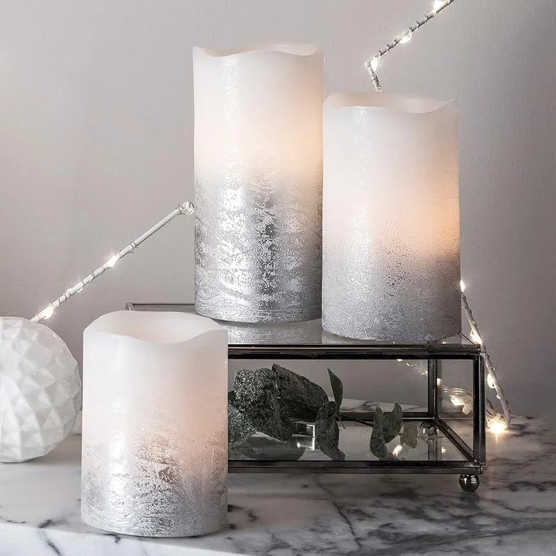 Visita la tienda de Lights4fun Lights4fun Juego de 3 Velas Pillar LED a Pilas en Cera Blanca con Efecto Ombré Plateado — Cena a la luz de velas