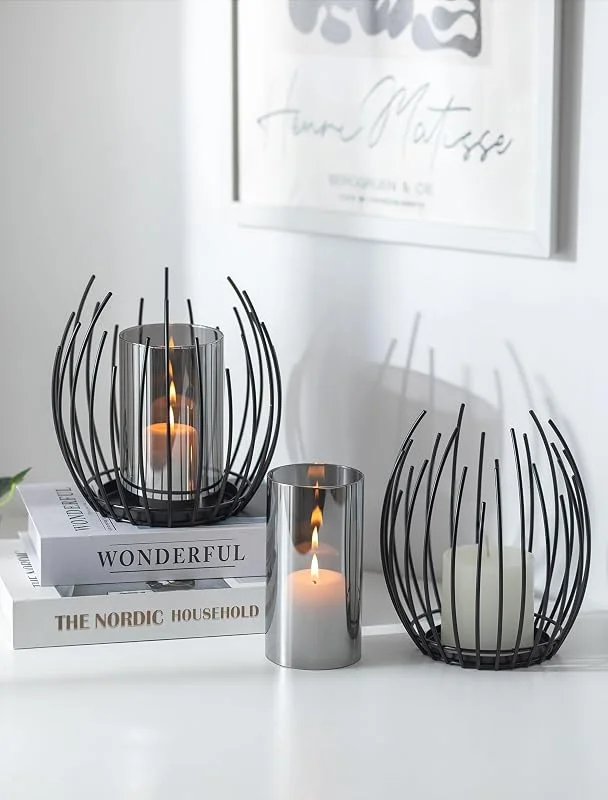 Romadedi Portavelas negro con cilindro de cristal: juego de 2 portavelas de metal para decoración de salón, decoración de mesa, farolillo moderno para velas, flores artificiales, balcón, exterior — Cena a la luz de velas