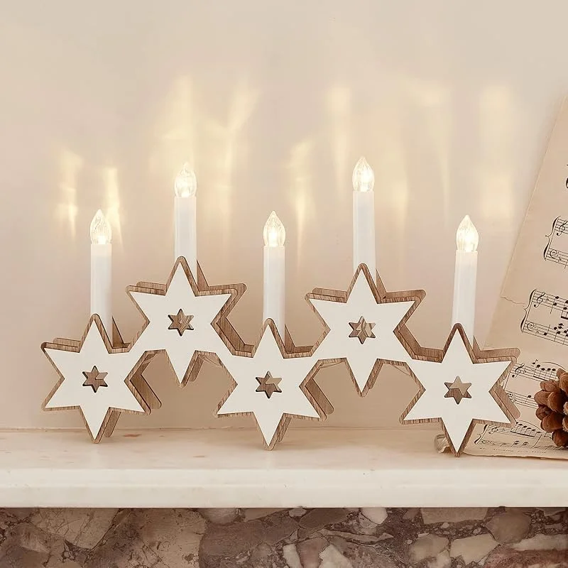 Visita la tienda de Lights4fun Lights4fun Adorno de Navidad Candelero de Madera con Estrellas y 5 Velas con LED Blancos Cálidos a Pilas para Interiores — Cena a la luz de velas