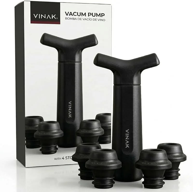 Visita la tienda de VINAK VINAK - Bomba de vacío para vino – Conservador de vino con 4 Tapones reutilizables, Sistema de sellado al vacío profesional con indicar de fecha, Conserva el sabor por más tiempo — Vino y mesa festiva