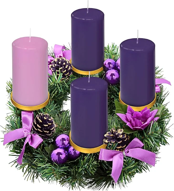 Elite Holiday Products Candelabro de Anillo de Corona de Adviento con Cinta Morada para Velas de Adviento de Pilar, tamaño Grande, Soporte para Velas de Adviento de Navidad, decoración de Velas de Adviento, Regalos de — Adviento y mesa