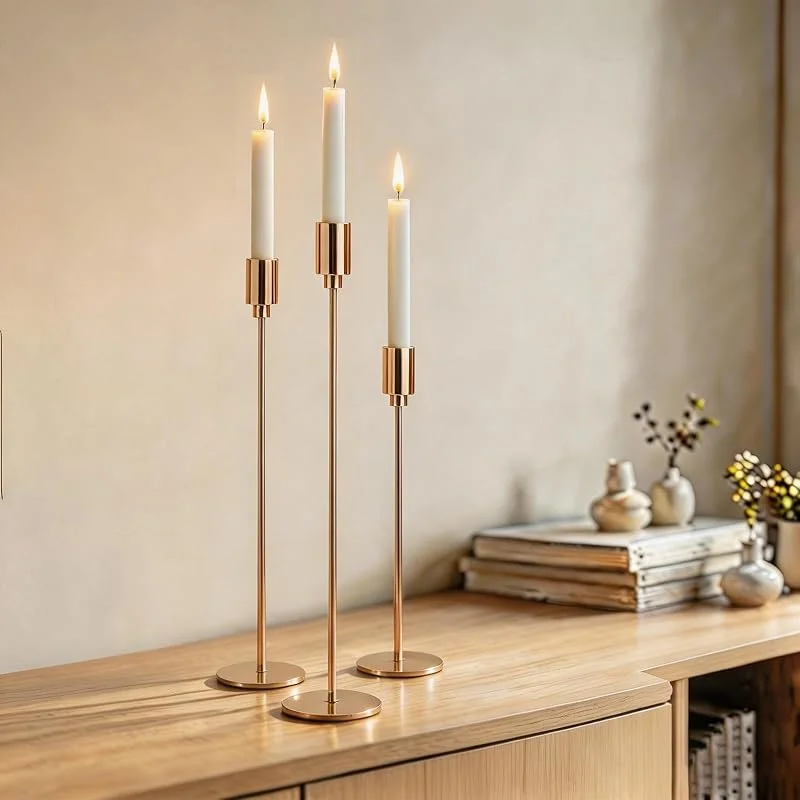 AUMAYCO Juego de 3 candelabros dorados, candelabros de varilla, 32, 27, 22 cm, candelabro decorativo vintage de metal para repisas de chimenea, bodas, cenas, cumpleaños — Cena a la luz de velas