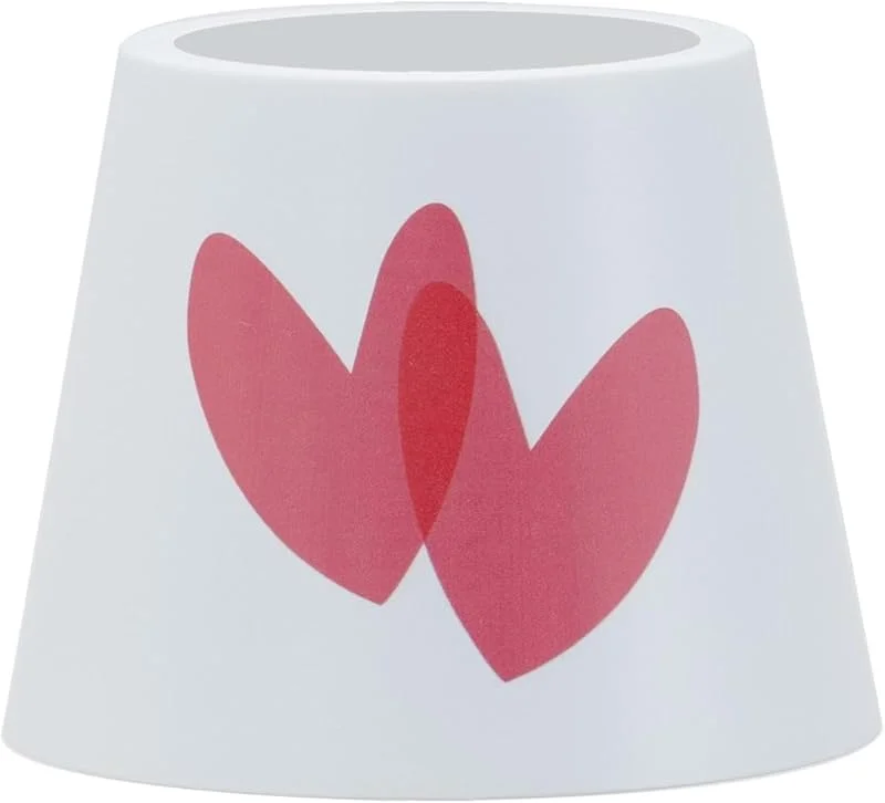 Visita la tienda de Zafferano Zafferano, Poldina Cover Edición Especial San Valentín, Pantalla de Metal para Lámpara de Mesa, Compatible con Lámparas Poldina, Diseñada en Italia, Ø11.4 x 8.9 cm, Color Blanco - Corazones Rojos — Cena a la luz de velas