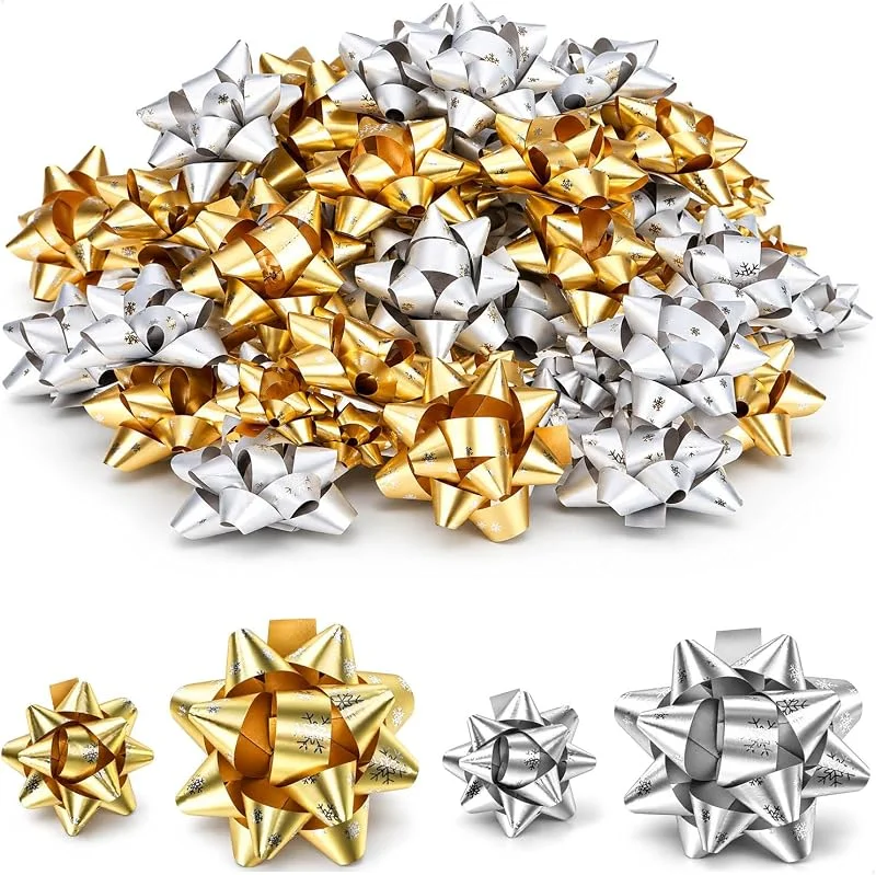 Visita la tienda de com-four com-four® 100x Lazos Colores: Lazos Decorativos autoadhesivos en tamaños Grandes y pequeños con patrón de Copos de Nieve para Navidad (100 Piezas - Copos - Oro + Plata) — Envoltorio regalo